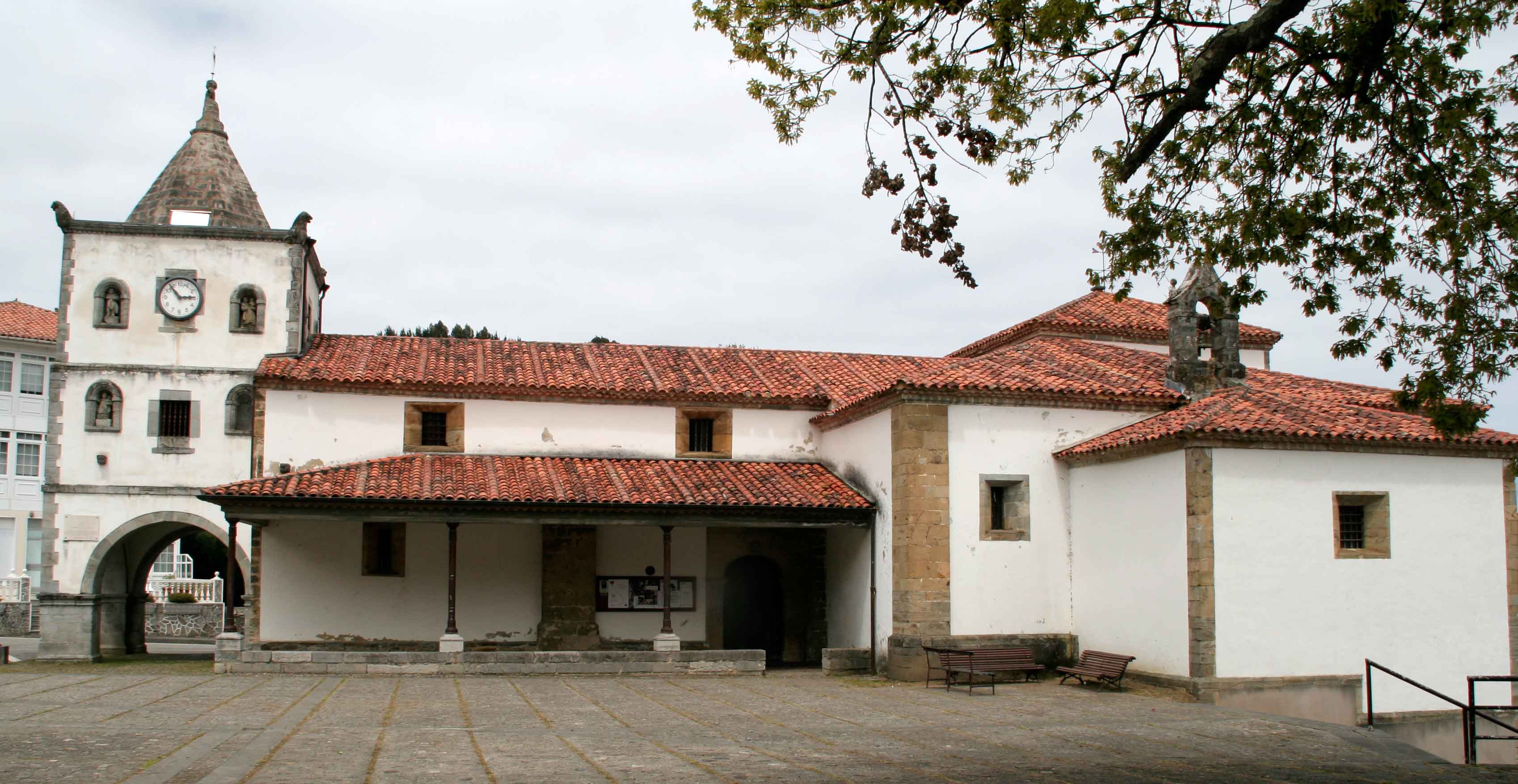 Iglesia y plaza Soto de Luiña