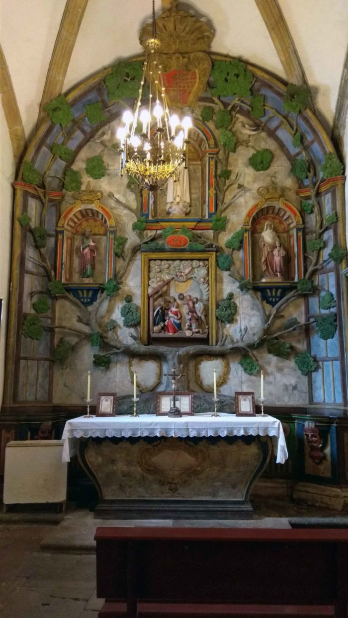 Capilla Santa Inés con cuadro de la adoración de los Pastores