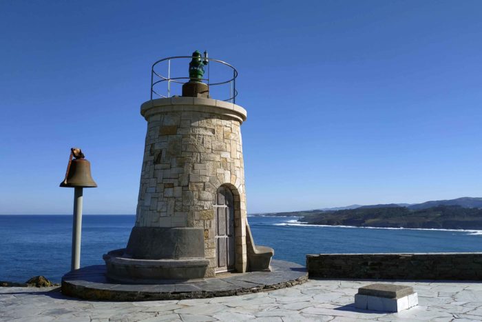 Baliza de señalización al puerto de Ortiguera y campana de hierro fundido para tocar los días de niebla